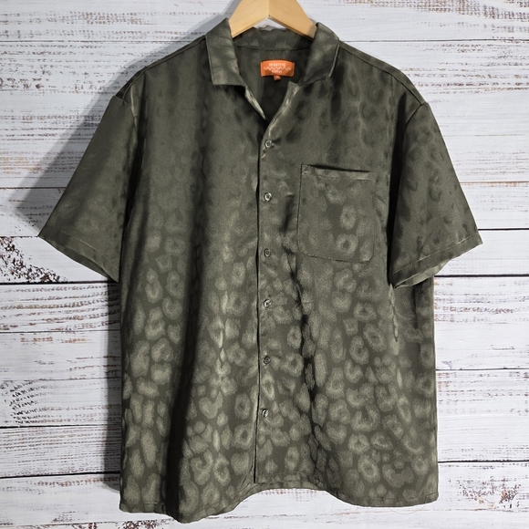 Negative Space Animal Print Dark Green Button Down Shirt‎ sz Medium - Picture 1 of 9